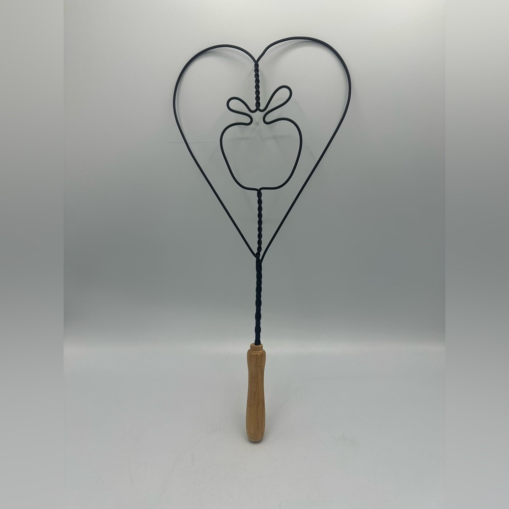 Vintage  Wire Rug Beater Primitive Rustic Farmhouse Decor Heart Shape Apple